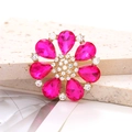 Macro di accessorio a fiore in cristallo rosa con base in metallo dorato lucido - Rosa Rosso