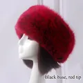 Détail d'un bonnet en fausse fourrure noire aux pointes rouges sur un mannequin - Taille unique / Noir avec pointes rouges