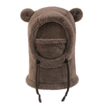 Détail de la cagoule marron en peluche avec oreilles d'ours et cordon de serrage réglable - Café
