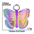 Vista macro del dije mariposa arcoíris de acero con dimensiones de 12mm x 13mm - Arcoíris