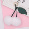 Dettaglio del portachiavi a ciliegia in peluche bianca con foglie in pelle e anello oro - Anello a Molla / Bianco