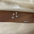 Makroaufnahme der 4mm Schraub-Ohrstecker mit glänzender runder Zirkon-Einlage in Silber - Mittlerer Stil / Silber Einzelner Zirkon