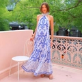 Blauw-witte maxi-jurk met bloemenprint, halternek en ruches voor een zomerse vakantie - S / Blauw Bloemenmotief