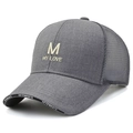 Graue atmungsaktive Mesh-Basecap mit goldener 'M'-Stickerei und Vetements-Schirmdetail - M-Label Grau