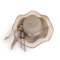 Dettaglio cappello da sole intrecciato con bordo in pizzo ondulato e nastro in raso - M (56-58cm) / Grigio