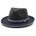 Dettaglio di cappello fedora in lana grigio scuro con nastro a righe blu e fibbia in ottone - M (56-58cm) / Grigio Scuro/Fascia Blu-Grigio