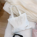 Dettaglio mini borsa tote in tela bianca con jacquard a fiocchi ed etichetta simple wish - Bianco