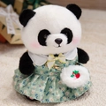 Süßer Panda-Plüschtier im grünen Blumenkleid mit Erdbeertasche und Peter-Pan-Kragen - Grünes Schleifenkleid Stil / 23cm