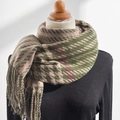 Bufanda de cuadros tacto cachemira verde y marrón con flecos en un maniquí - 180x65cm / Verde y Rosa