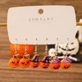 Drei Paar Halloween-Kürbis-Ohrringe mit Hexenhüten und Schleifen auf weißer Displaykarte - Kürbis Mit Hexenhut Und Schleife Stil (12041)