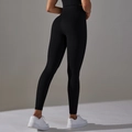 Detail von schwarzer nahtloser High-Waist Yoga-Hose mit Push-up-Effekt und Struktur - S / Schwarz