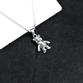 Gros plan d'un pendentif ours en 3D argenté avec finition vintage sur une chaîne box - Ours de Streetwear aux Grands Yeux