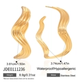 Detail of 18K gold plated stainless steel wavy hoop earrings with size and weight info - Gold Wave Style (JDE0111236)