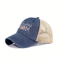 Detailansicht der Baseball MOM Stickerei auf einer verwaschenen blauen Mesh-Trucker-Cap - Bestickte Pferdeschwanz-Netzkappe / Marineblau/Beige