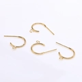 Vista macro de bases de pendientes en C de plata S925 bañada en oro 18k para joyería DIY - Forma C Dorada Con Bucle