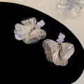 Dettaglio di orecchini a foglia d'argento con cristalli di zircone su velluto nero - Argento (Perno in argento) / Argento