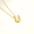 Collier avec pendentif lettre U en acier titane plaqué or 18 carats et fini poli - Lettre U (S-P062-U)
