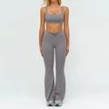 Set yoga grigio medio con reggiseno sportivo squadrato e leggings svasati a vita alta a V - Taglia S / Top E Pantaloni / Reggiseno + Pantaloni a Zampa / Grigio