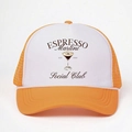 Detalle del estampado Espresso Martini Social Club en una gorra trucker naranja vintage - Naranja