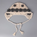 Détail d'un bandana au crochet fait main avec motifs floraux et attaches à glands - Taille unique / Beige avec fleur noire / Beige