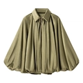 Detailaufnahme der olivgrünen Satinjacke mit Reißverschluss und Plisseefalten-Ärmeln - S / Armeegrün