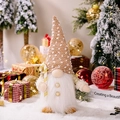 Weihnachtswichtel mit braunem Punktehut und goldenem Zuckerstangenstab als Deko - Leuchtender Männlicher Rudolph mit Khaki-Hut und Gehstock