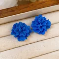 Orecchini a perno a fiore in resina blu scuro su vassoio di velluto beige - Fiore (HE26323) / Blu