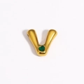 Détail du pendentif doré en forme de V serti d'une pierre précieuse cœur verte - Lettre V / Or / Gemme Coeur Vert
