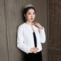 Détail d'un boléro de mariée en fausse fourrure blanche avec manches longues douces - Veste Rembourrée en Poils de Lapin Synthétiques / 100-135CM