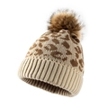 Gorro de punto de leopardo beige claro con pompón de pelo marrón y dobladillo acanalado - Beis (21B002 Beis)