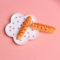 Mini baguettes en résine avec nappage chocolat sur assiette à pois roses détaillée - Baguette au Coulis de Chocolat / Grande Taille (3.8cm*1.0cm)