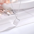 Detailopname van een zilveren envelop hanger met Love You gravure aan een ketting - Love You Gegraveerde Kaart / Zilver
