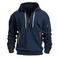 Detail eines marineblauen Fleece-Hoodies mit grauen Kordeln und orangem Reißverschluss - S / Marineblau