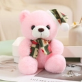 Ours en peluche rose avec écharpe et bonnet de Noël dans un décor intérieur doux - Style C Écharpe à carreaux rouge et vert / Rose