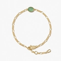 Elegante gouden Figaro-kettingarmband met groene aventurijn edelsteen op witte achtergrond - Armband