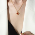Collana vintage placcata in oro 18k con ciondolo in agata rossa indossata da una modella - Agata Rossa