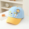 Dettaglio macro del cappello per bambini con giraffa 3D e ricamo Explorer su blu - 52cm (Consigliato 2-5 Anni) / Azzurro