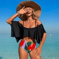Dettaglio del top bikini nero con volant e spalle scoperte con slip floreali a vita alta - S / Nero