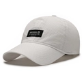 Gorra de béisbol de malla blanca ligera con parche de logo negro para protección solar verano - Ajustable / Blanco