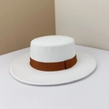 Klassieke witte wollen boothoed met een stijlvolle bruine grosgrain lintband accessoire - M(56-58cm) / Wit