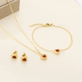 Flachbild von 18k vergoldetem Edelstahlschmuck-Set mit roten Herzsteinen auf beigem Grund - Gold Weinrot (KS222281-HR)