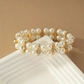 Bracelet de perles élastique double rangée avec séparateurs dorés et strass sur présentoir - Blanc laiteux