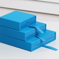 Himmelblaue PE-Schmuckschatulle mit Schwebefolie, Schubladendesign und Bandgriff - 7*7*2cm / Berlin Blau