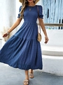 Abito blu con maniche a volant e corpetto a punto smock in ambiente mediterraneo - S / Blu scuro
