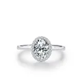 Vista dettagliata dell'anello in argento S925 con gemma ovale e incastonatura halo in diamanti - Misura US 6 / Stile Halo Ovale (RHR1552)