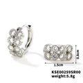 Vue macro de boucles d'oreilles en zircon avec dimensions 1,5cm x 0,8cm et poids - Argenté