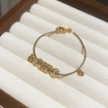 Gros plan d'un bracelet plaqué or 18k avec breloques pièces et cristaux en écrin - 12# Bracelet-Or-Plaqué or réel (Pièce strass)