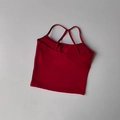 Dettaglio del top da yoga rosso scuro con spalline incrociate sul retro e tessuto elastico - S / Rosso Scarlatto