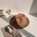 Classic brown wool fedora hat with wide brim in a stylish retro minimalist design - M (56-58cm) / Light Coffee