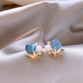 Dettaglio orecchini a stella marina con occhio di gatto blu, perla e pietre di zirconia - Oro-Blu (Perno per orecchini in argento)